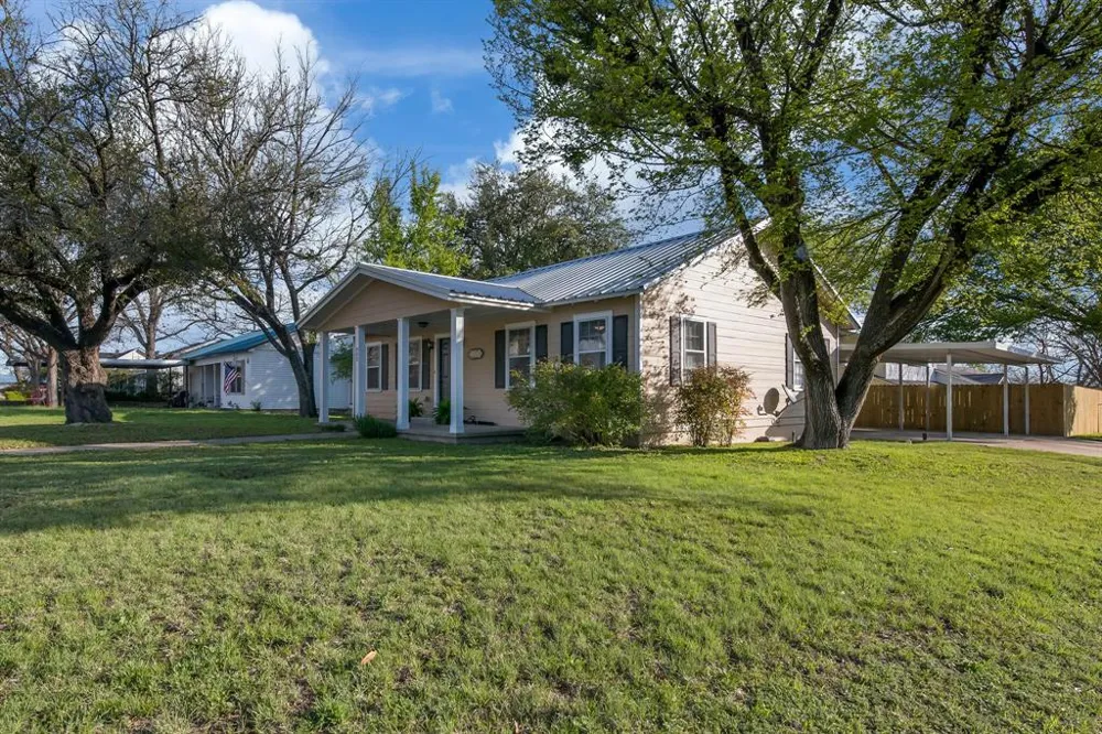 403 Avenue Clifton, TX 76634