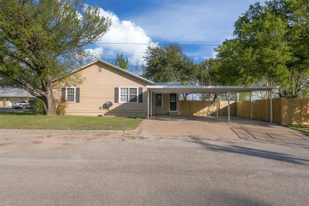 403 Avenue Clifton, TX 76634