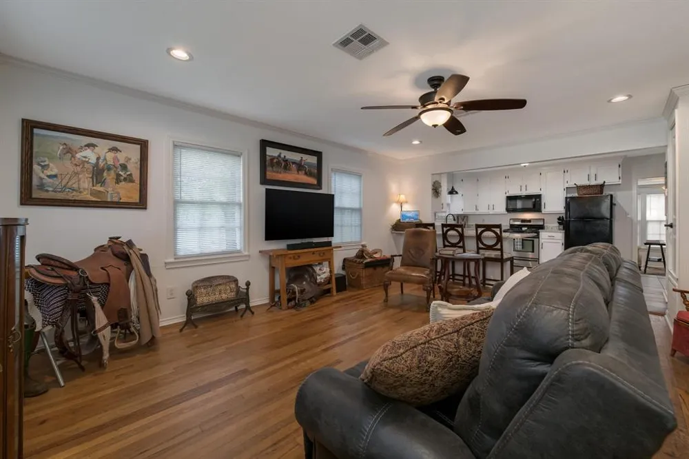 403 Avenue Clifton, TX 76634