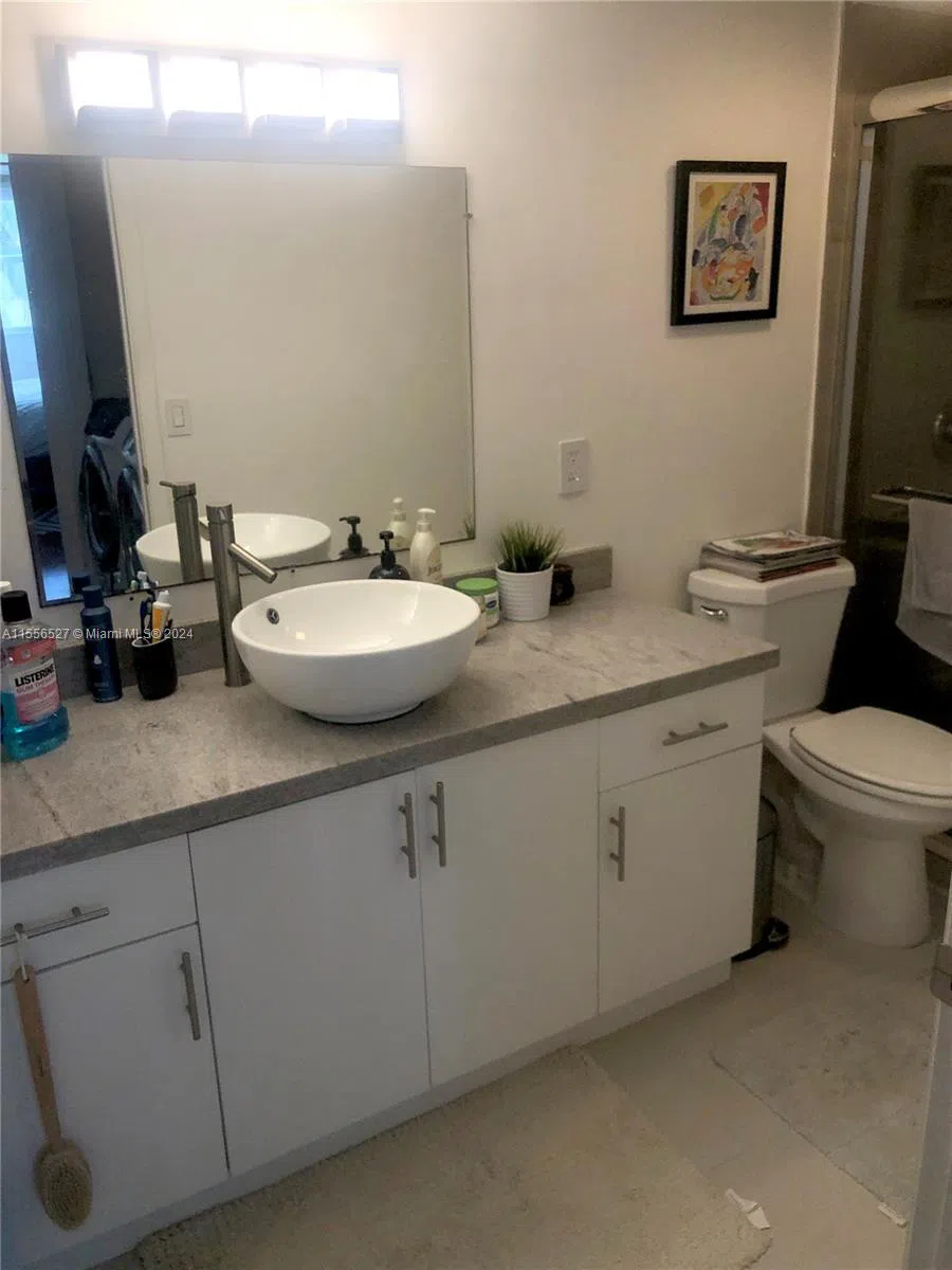8255 Lake Dr #204 Doral, FL 33166