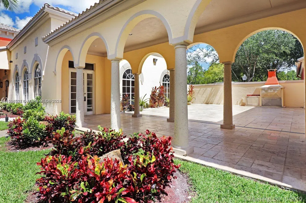 8255 Lake Dr #204 Doral, FL 33166