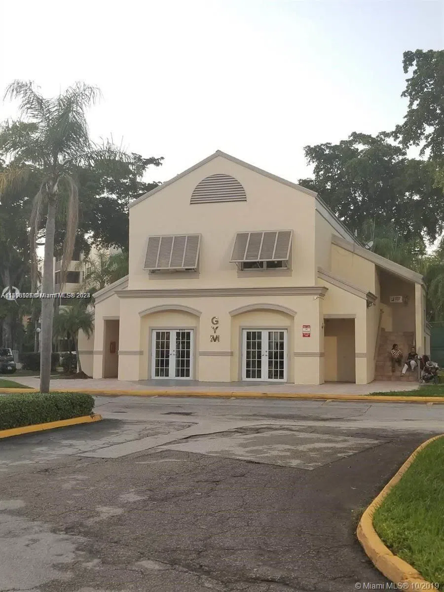 8255 Lake Dr #204 Doral, FL 33166