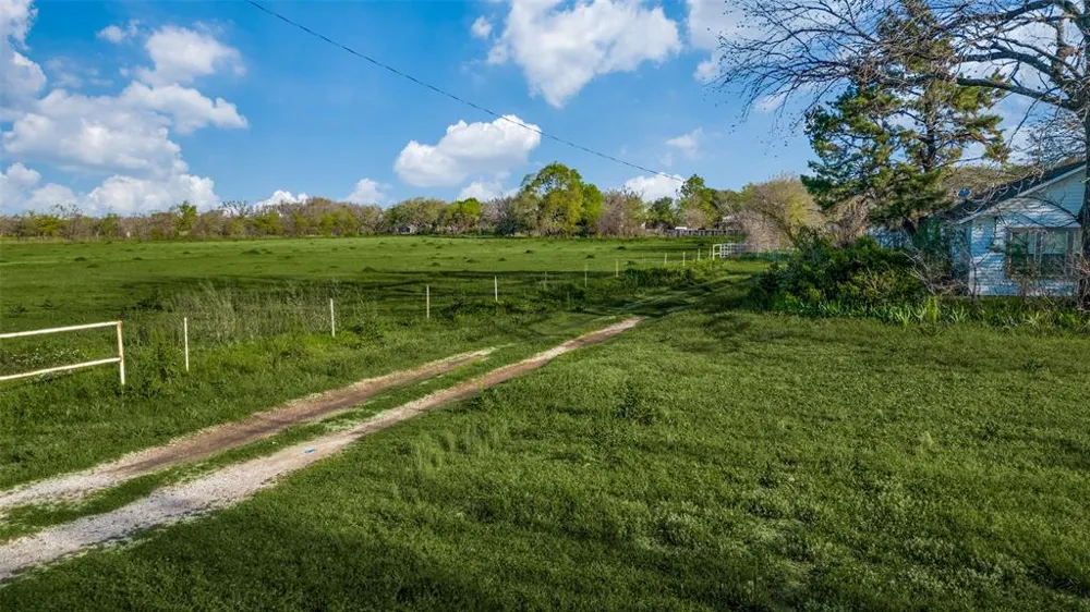3094 Fm 428 W Aubrey, TX 76227