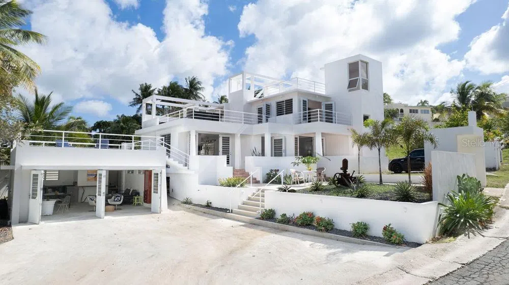296 BRAVOS DE BOSTON Vieques, PR 00765