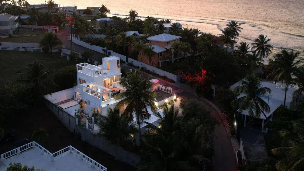 296 BRAVOS DE BOSTON Vieques, PR 00765