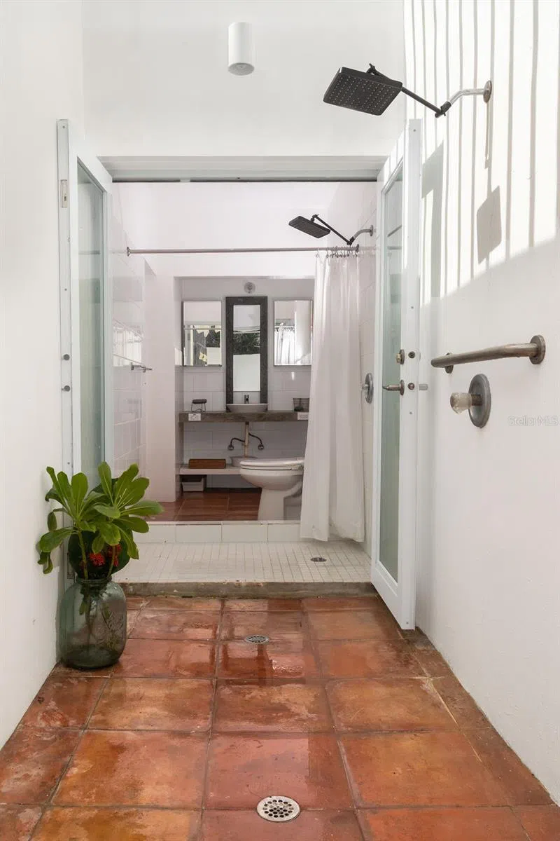 296 BRAVOS DE BOSTON Vieques, PR 00765