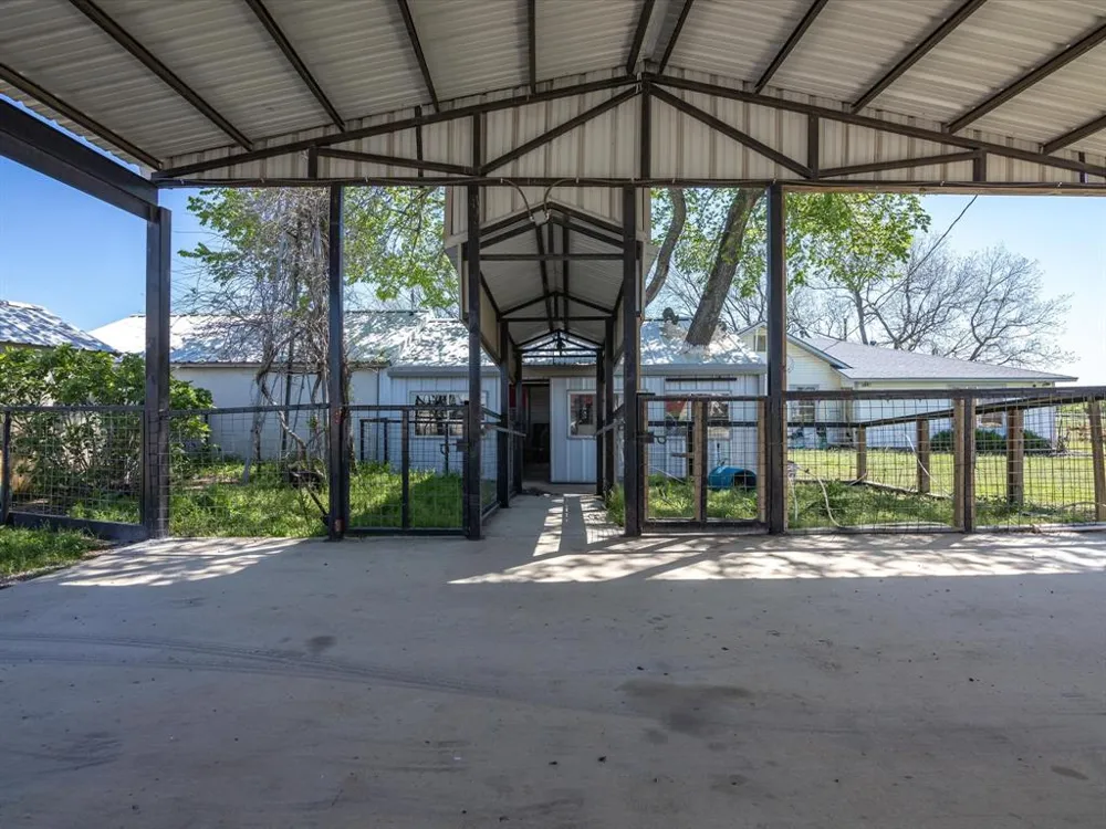 1006 County Road 2475 Alvord, TX 76225