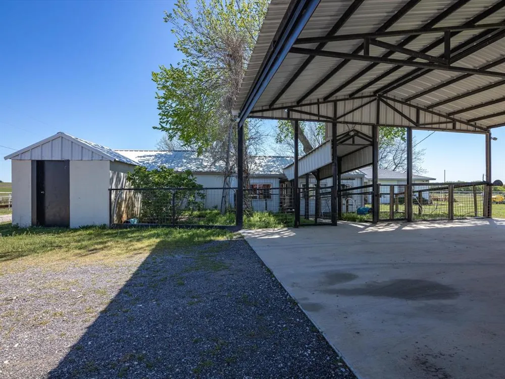 1006 County Road 2475 Alvord, TX 76225