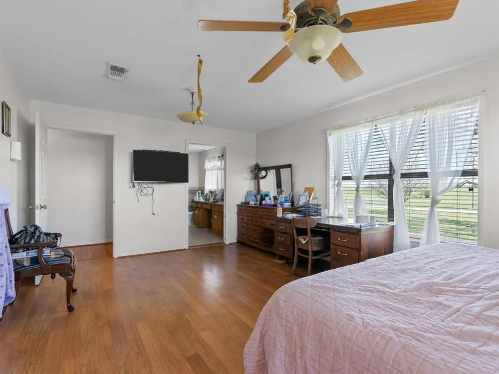 1006 County Road 2475 Alvord, TX 76225