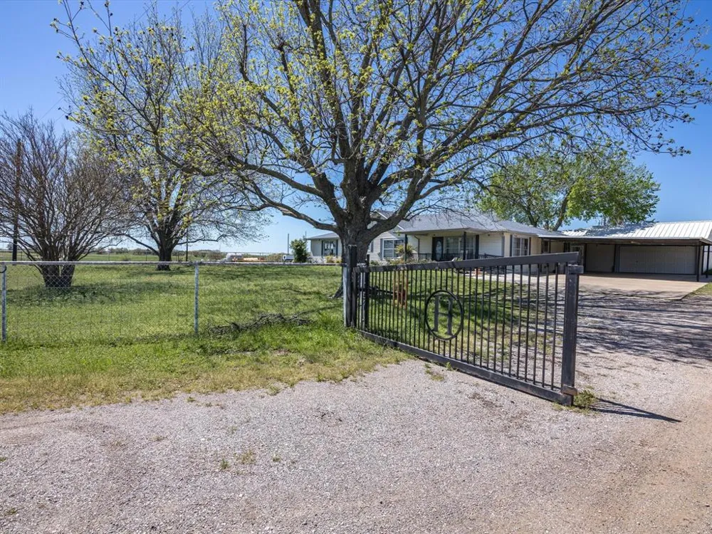 1006 County Road 2475 Alvord, TX 76225