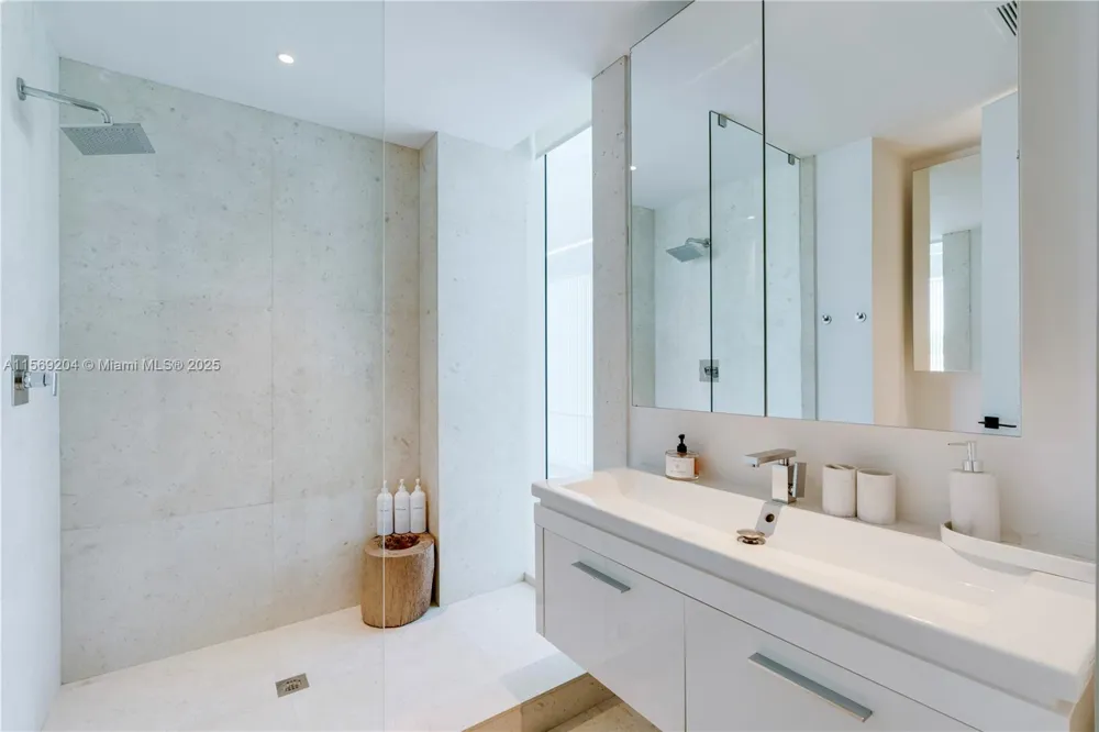 440 S Mashta Dr Key Biscayne, FL 33149
