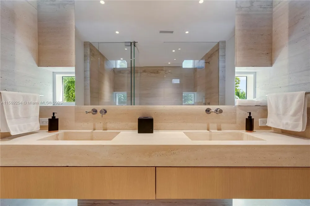 440 S Mashta Dr Key Biscayne, FL 33149