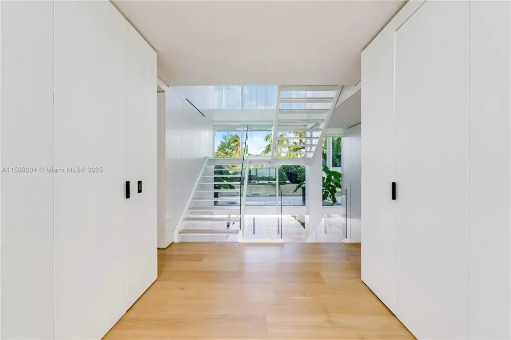 440 S Mashta Dr Key Biscayne, FL 33149
