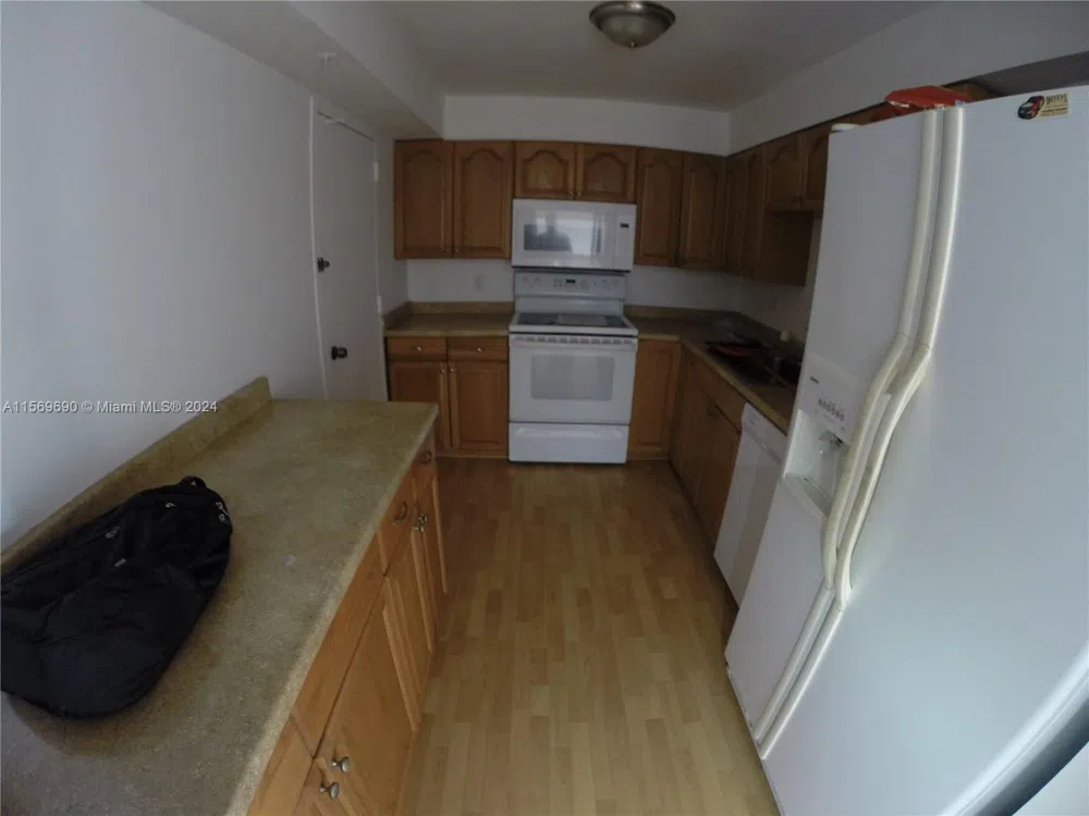 400 Kings Point Dr #905 Sunny Isles Beach, FL 33160