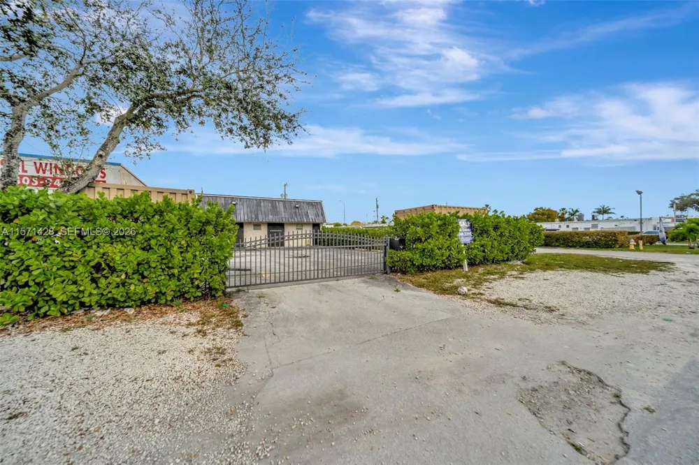 67 NW 166th St Miami, FL 33169