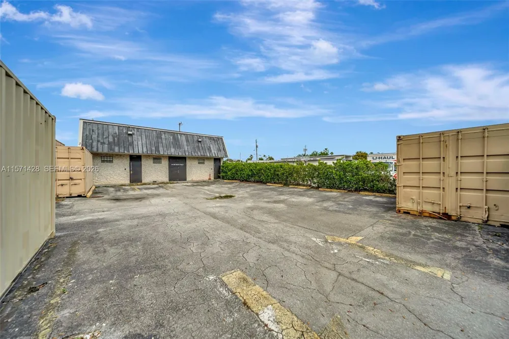 67 NW 166th St Miami, FL 33169