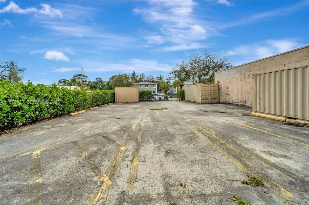 67 NW 166th St Miami, FL 33169