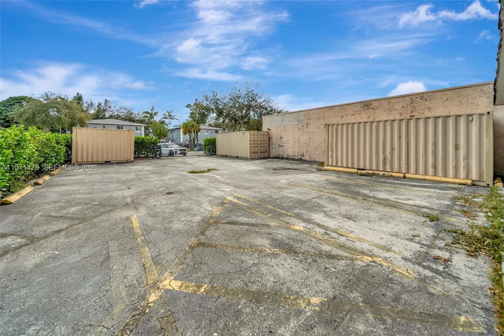 67 NW 166th St Miami, FL 33169