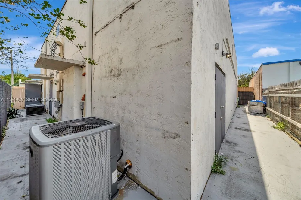 67 NW 166th St Miami, FL 33169