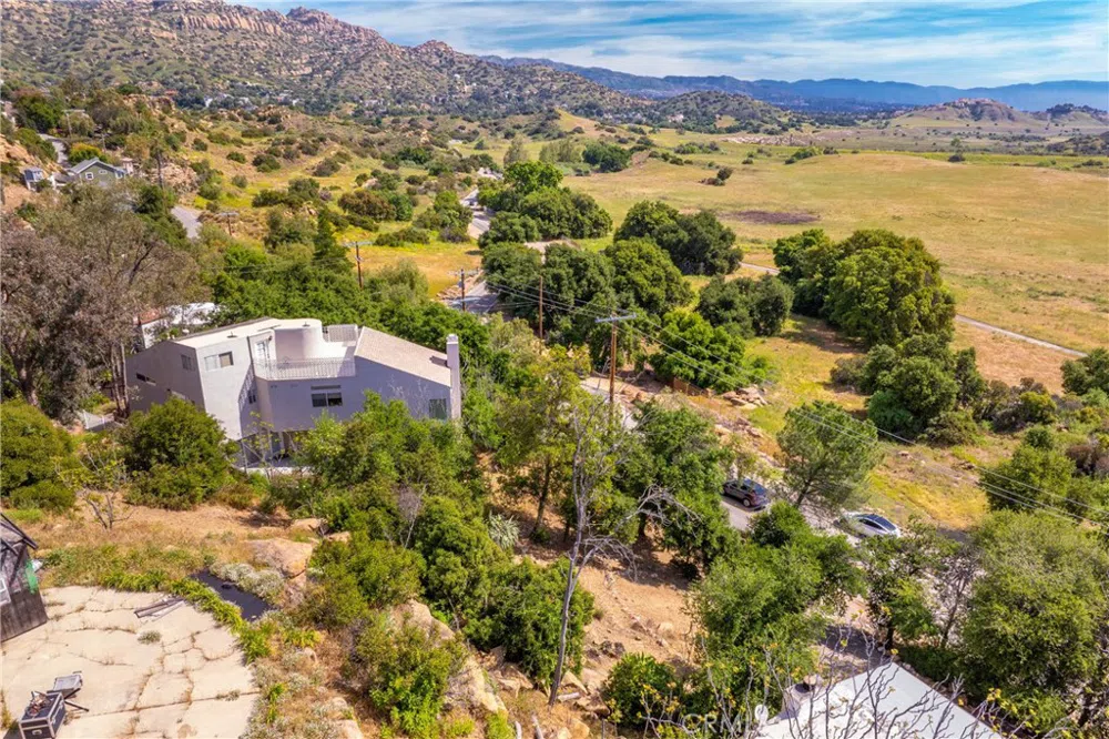 8657 VALLEY CIRCLE BOULEVARD West Hills, CA 91304