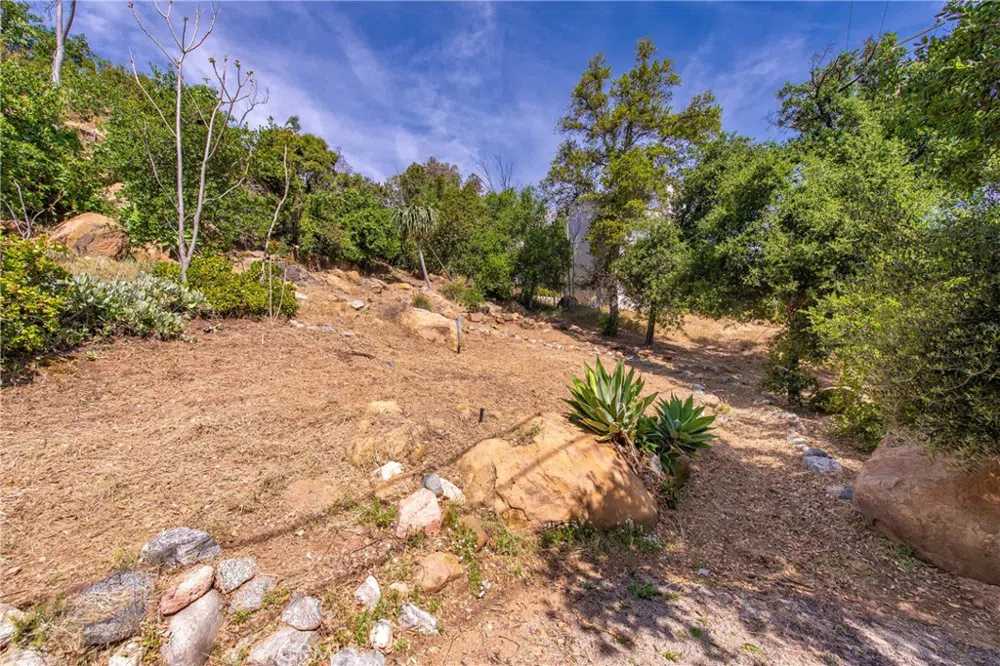 8657 VALLEY CIRCLE BOULEVARD West Hills, CA 91304