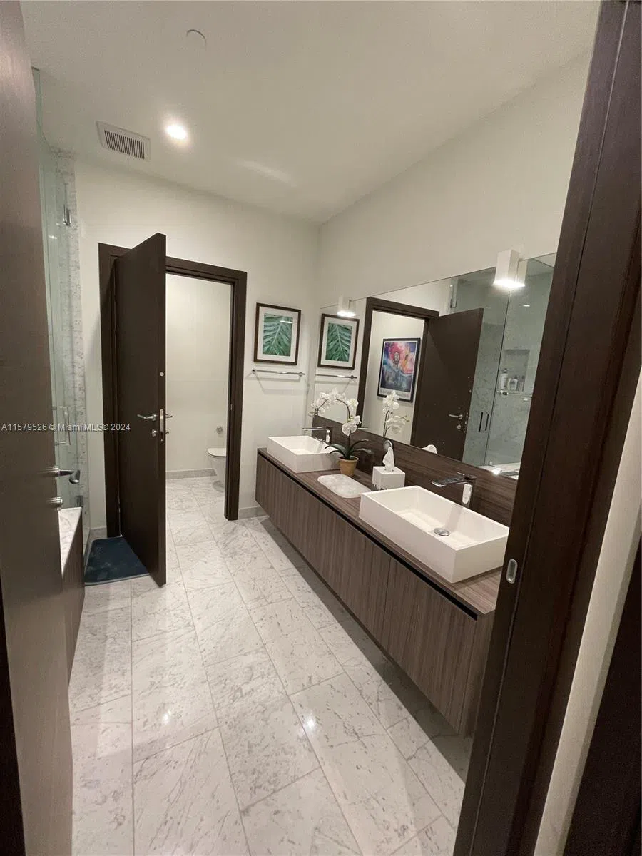 1000 Brickell Plz #1811 Miami, FL 33131