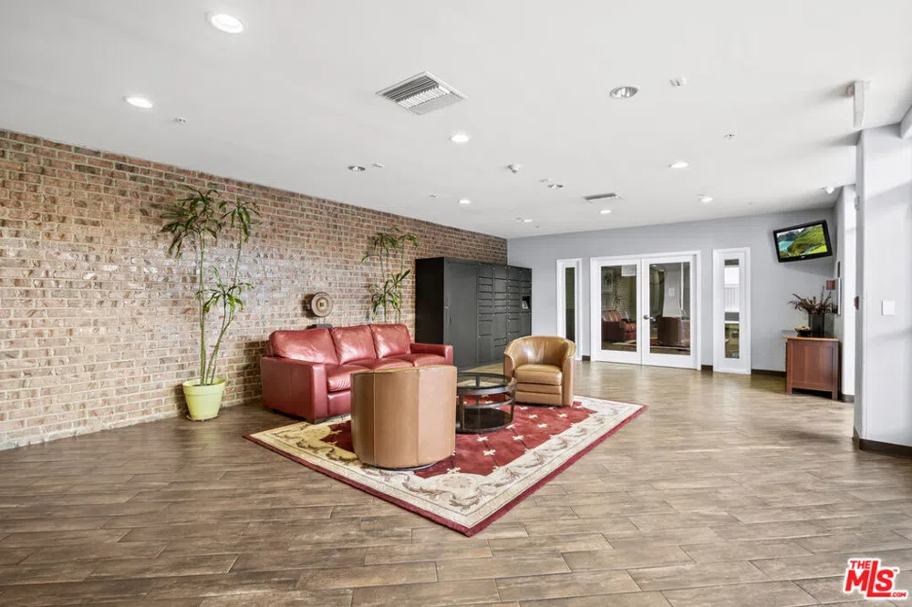 3740 Santa Rosalia Drive #212 Los Angeles, CA 90008
