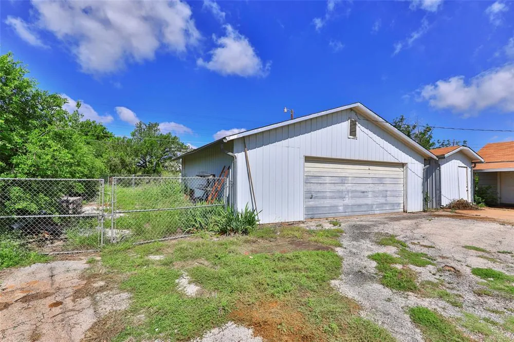 1814 Commercial Avenue Anson, TX 79501