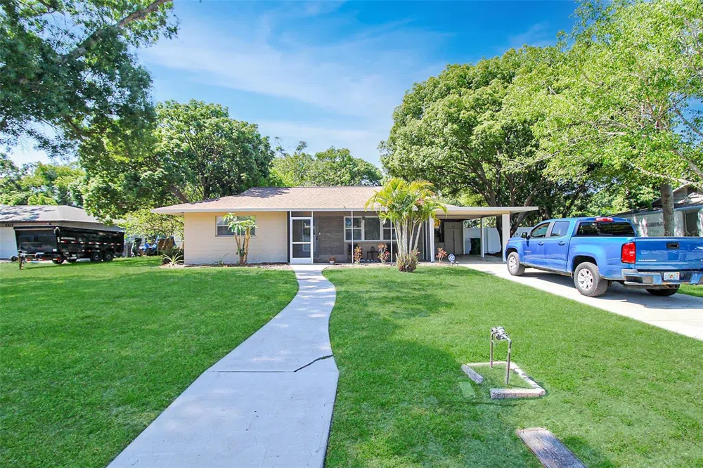 2403 19TH AVENUE W Bradenton, FL 34205