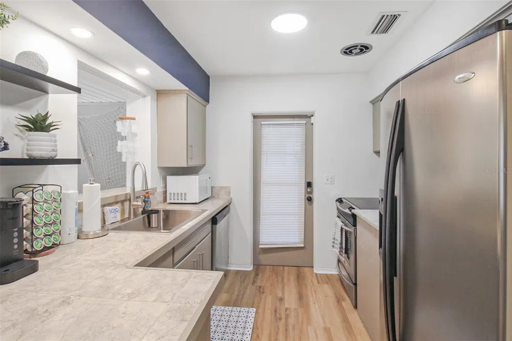 2403 19TH AVENUE W Bradenton, FL 34205
