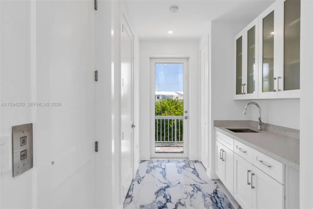 84 Coral Way Key Largo, FL 33037
