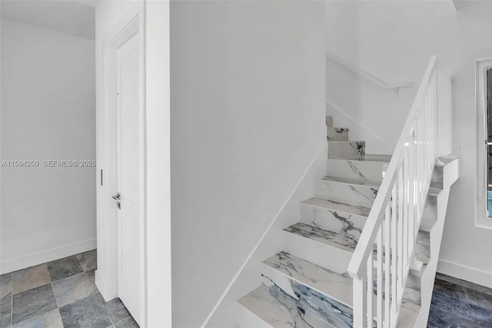 84 Coral Way Key Largo, FL 33037