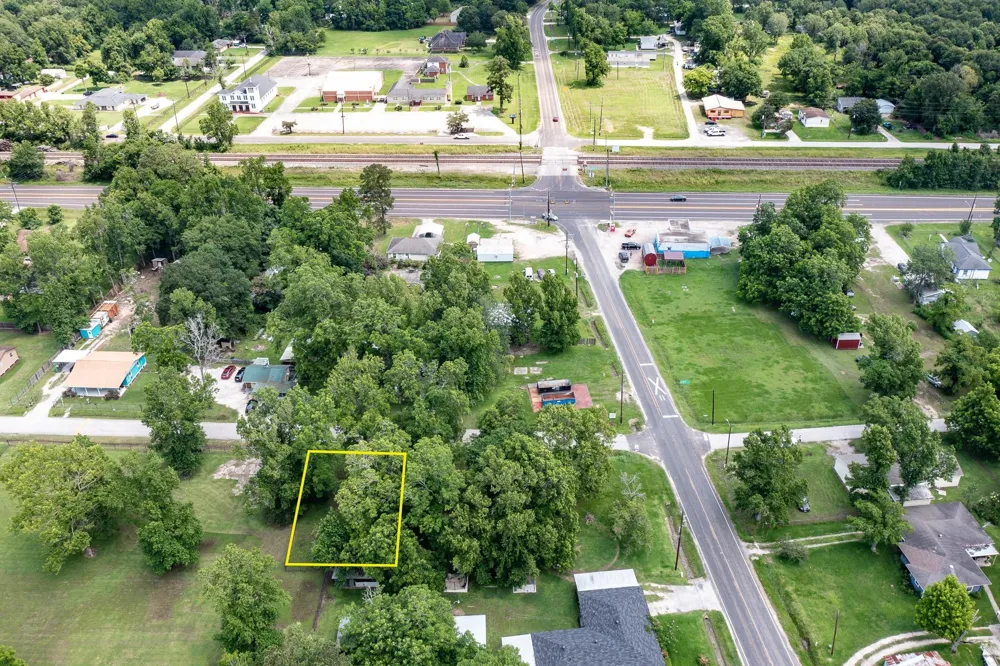 W Cormier - 0007 Street Ames, TX 77575