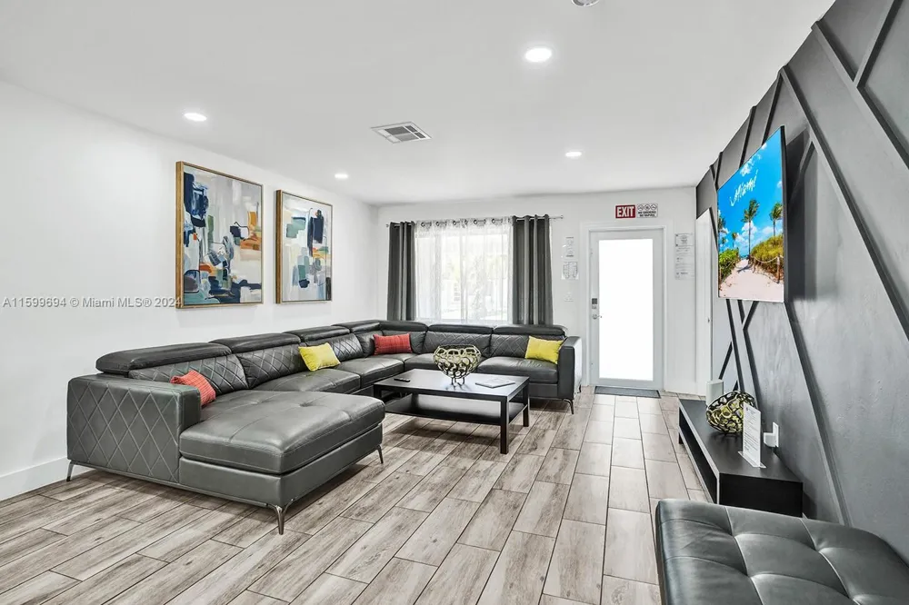 1206 Lincoln St Hollywood, FL 33019