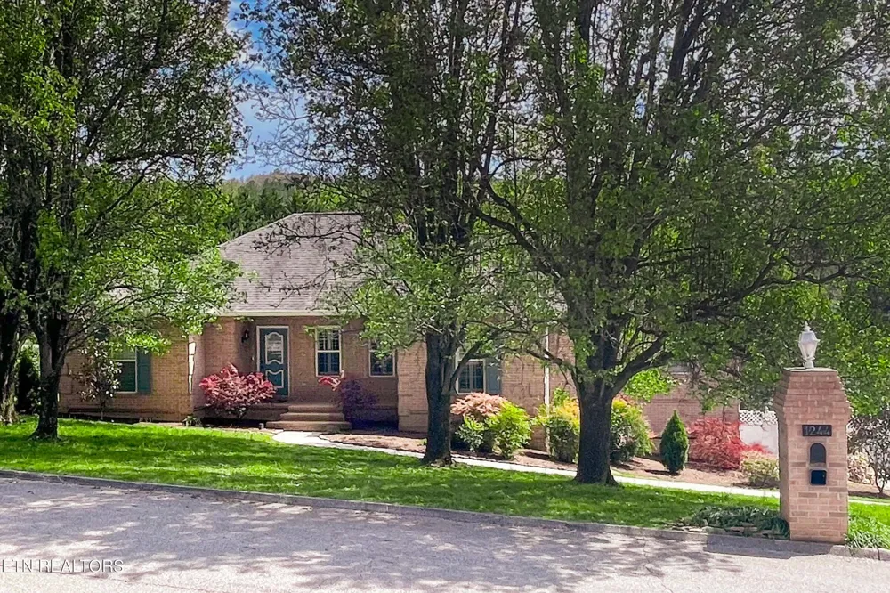 1244 River Oaks Drive Kingston, TN 37763