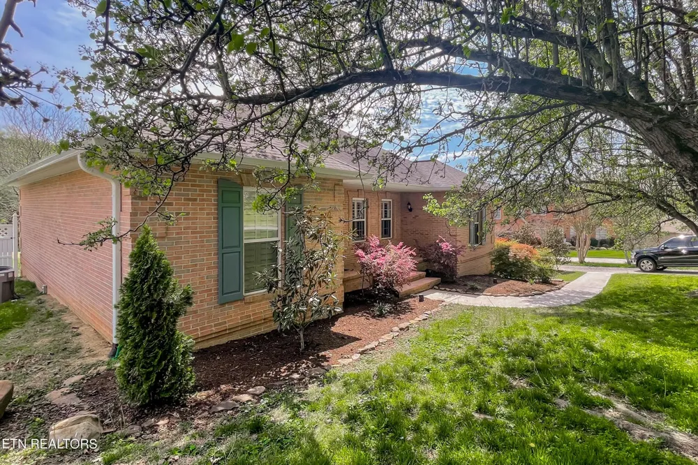 1244 River Oaks Drive Kingston, TN 37763