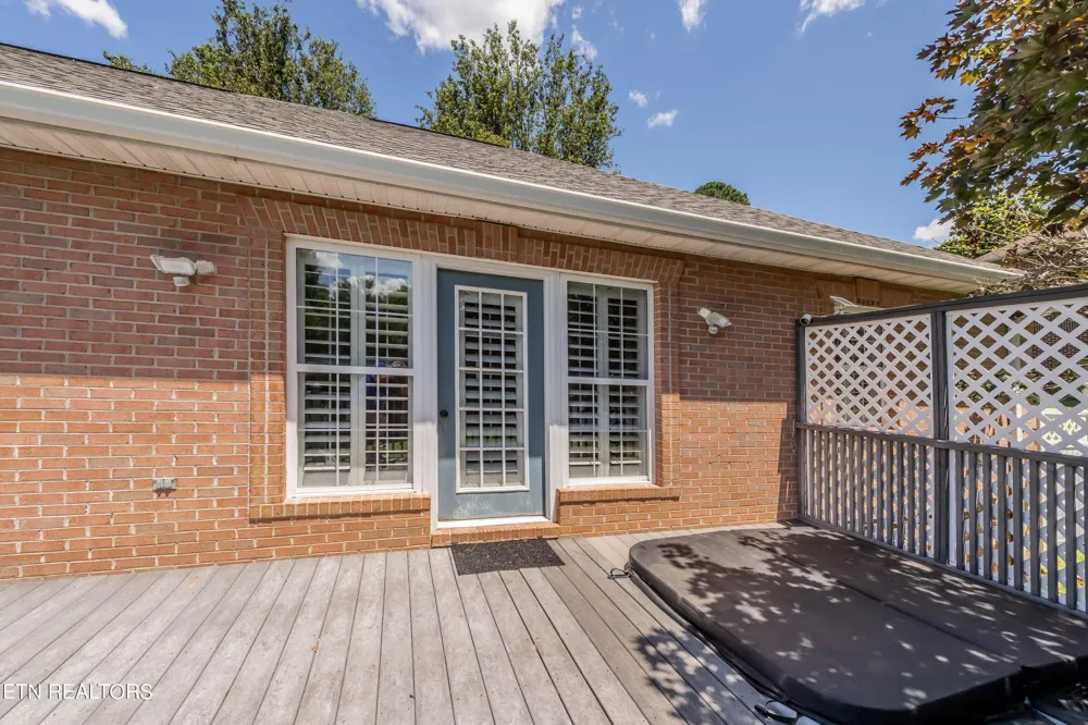 1244 River Oaks Drive Kingston, TN 37763