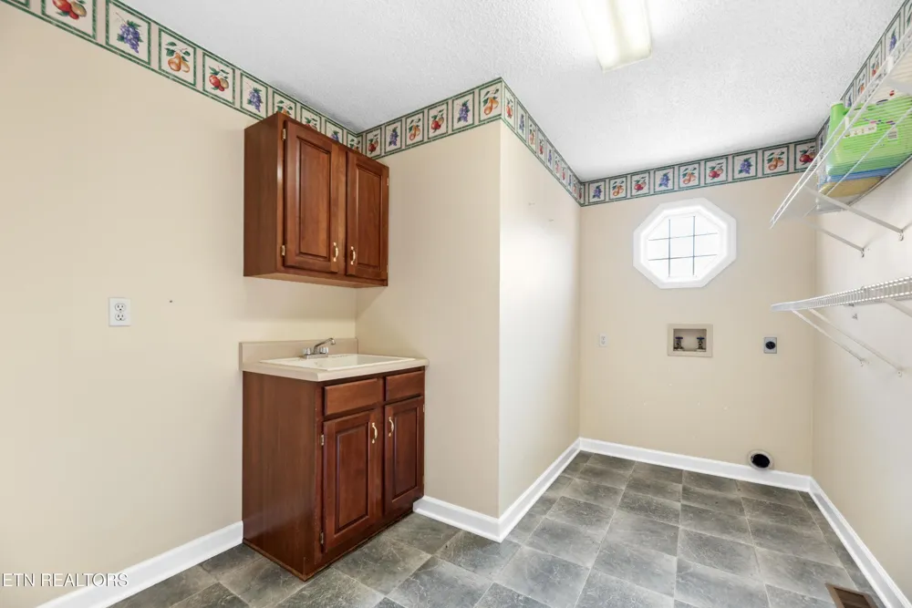 1244 River Oaks Drive Kingston, TN 37763