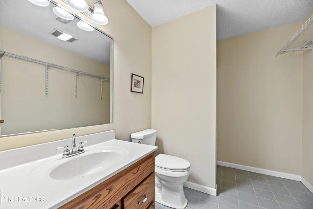 1244 River Oaks Drive Kingston, TN 37763