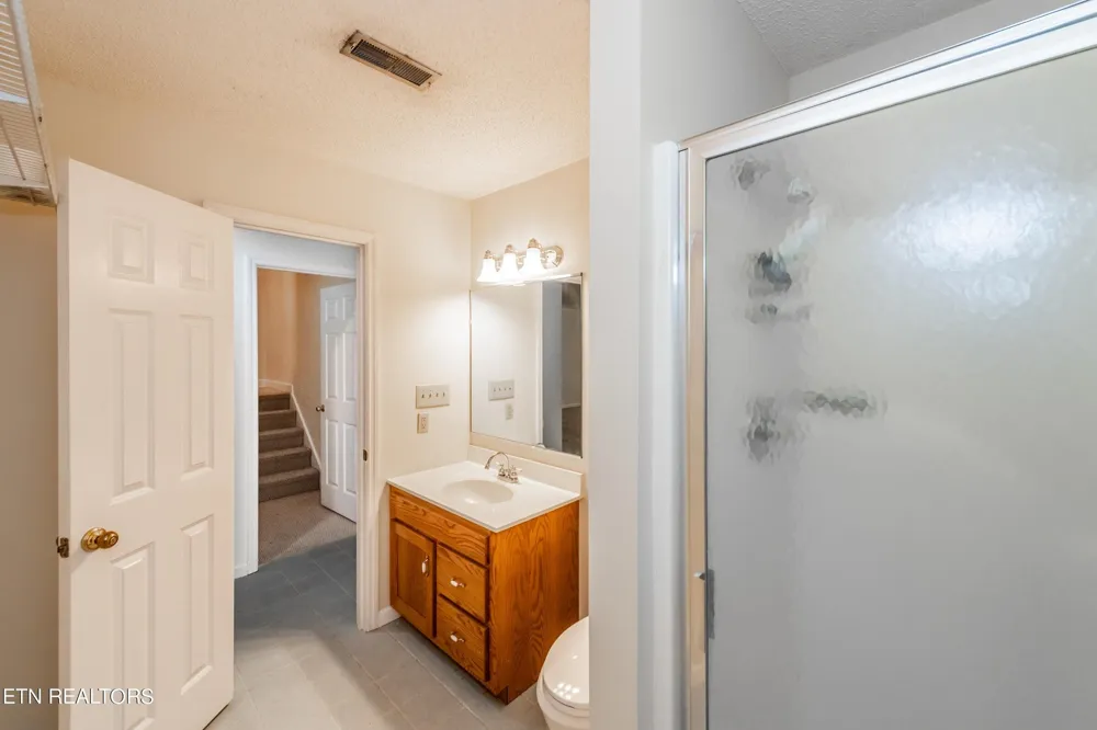 1244 River Oaks Drive Kingston, TN 37763