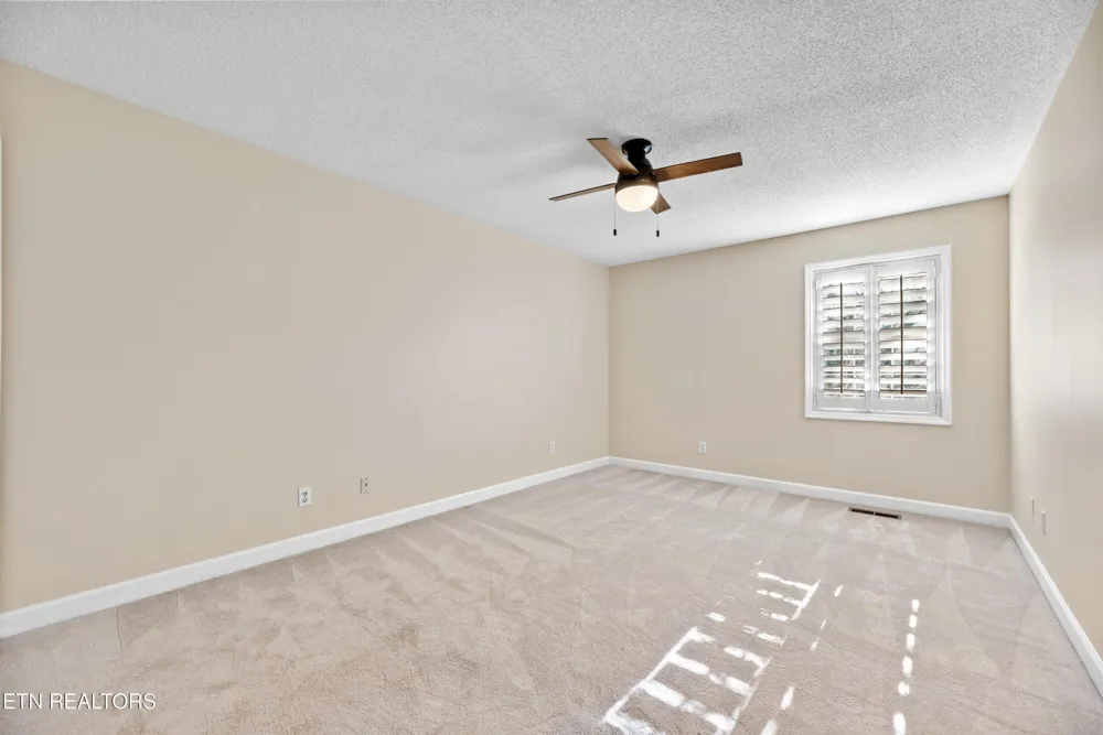 1244 River Oaks Drive Kingston, TN 37763