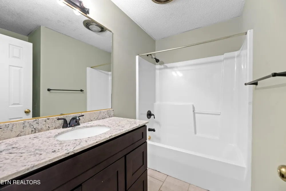 1244 River Oaks Drive Kingston, TN 37763
