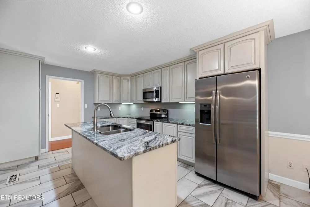 1244 River Oaks Drive Kingston, TN 37763