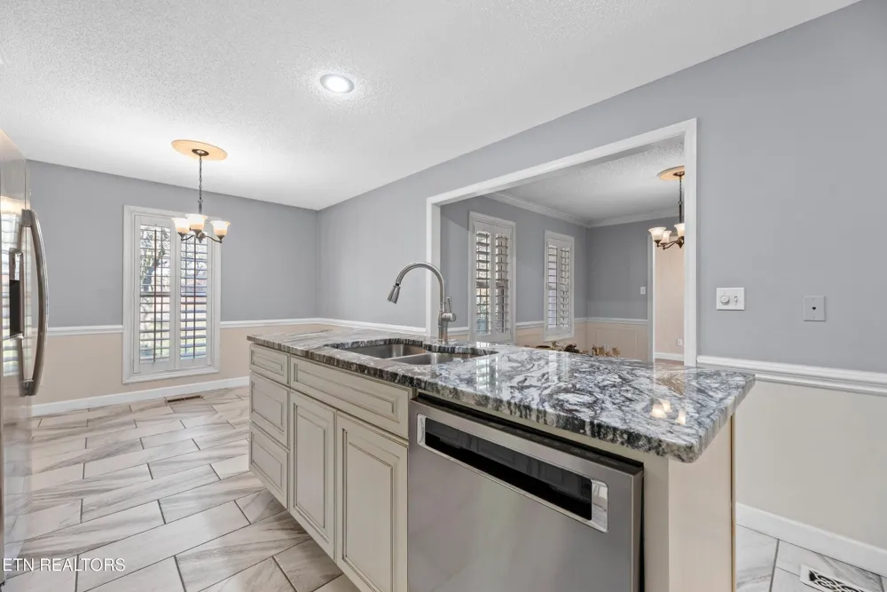 1244 River Oaks Drive Kingston, TN 37763