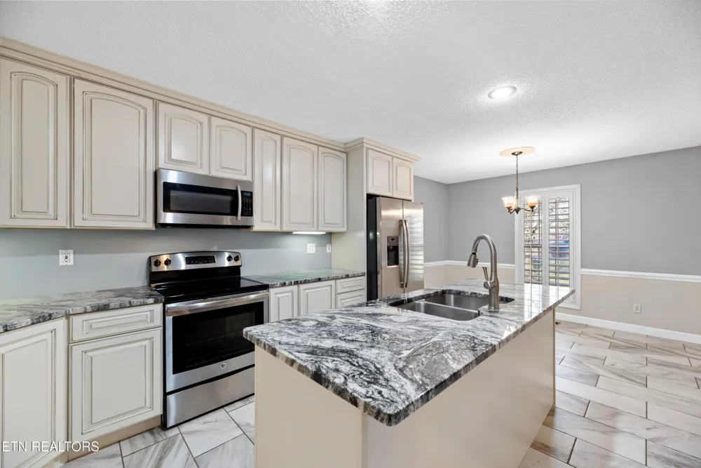 1244 River Oaks Drive Kingston, TN 37763