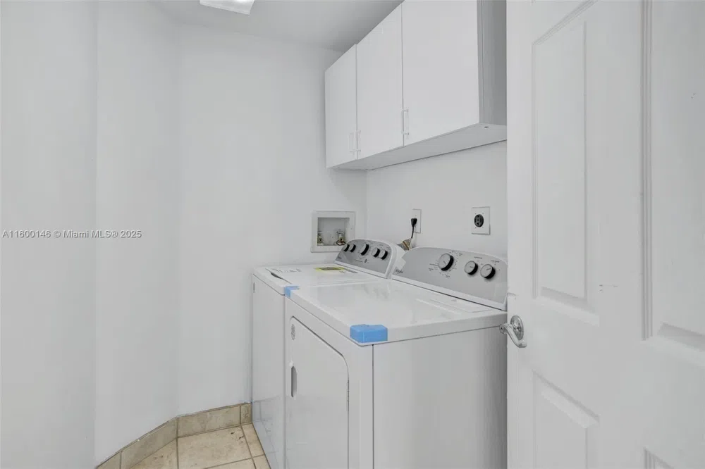 3370 Hidden Bay Dr #1208 Aventura, FL 33180