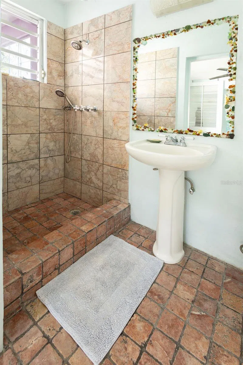 393 CALLE JOSE SUEIRO Vieques, PR 00765