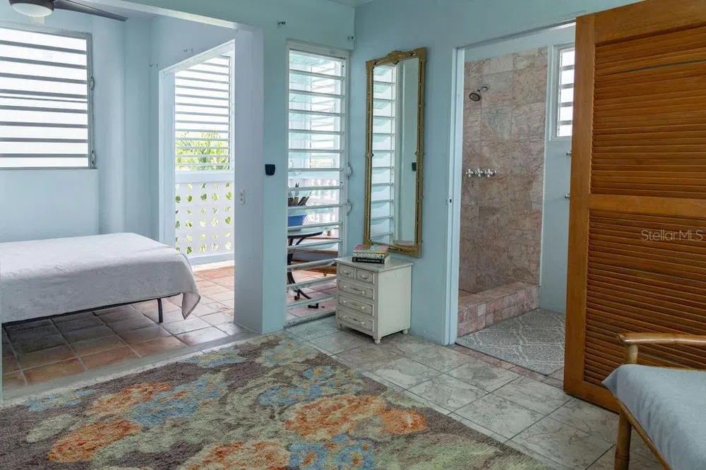 393 CALLE JOSE SUEIRO Vieques, PR 00765