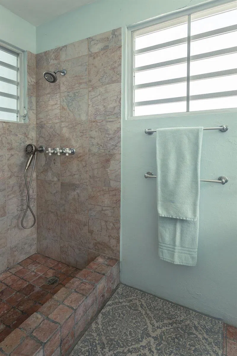 393 CALLE JOSE SUEIRO Vieques, PR 00765