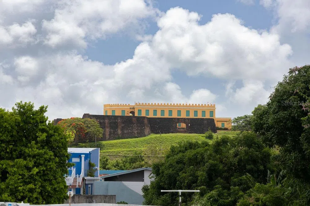 393 CALLE JOSE SUEIRO Vieques, PR 00765